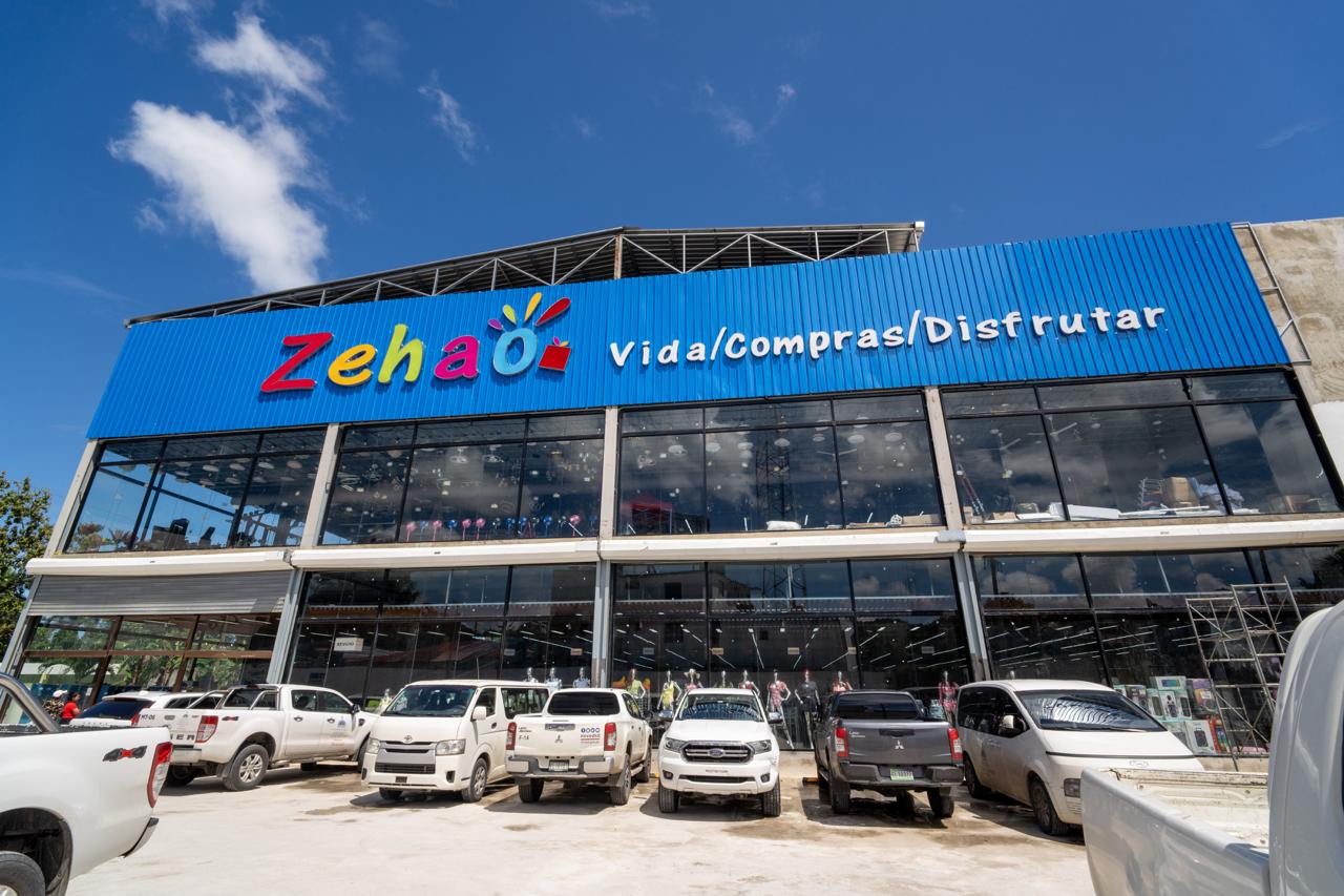 MIVHED-Ministro-Ito-Bisono-Plaza-Zehao-en-Las-Terrenas