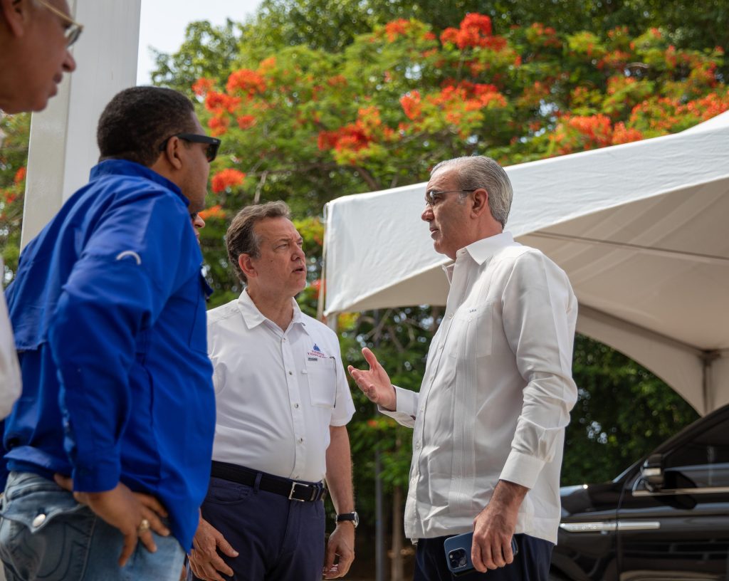  Ito Bisonó acompañó a Luis Abinader, en un recorrido por todo el Parque del Este.