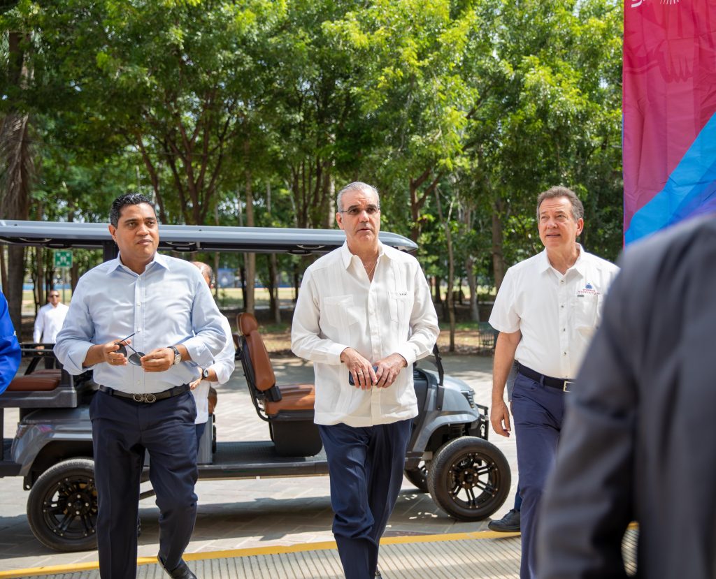  Ito Bisonó acompañó a Luis Abinader, en un recorrido por todo el Parque del Este.