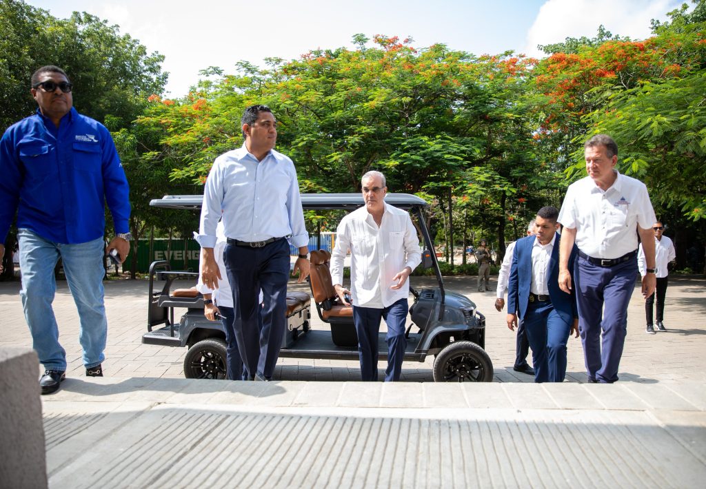 Ito Bisonó acompañó a Luis Abinader, en un recorrido por todo el Parque del Este.