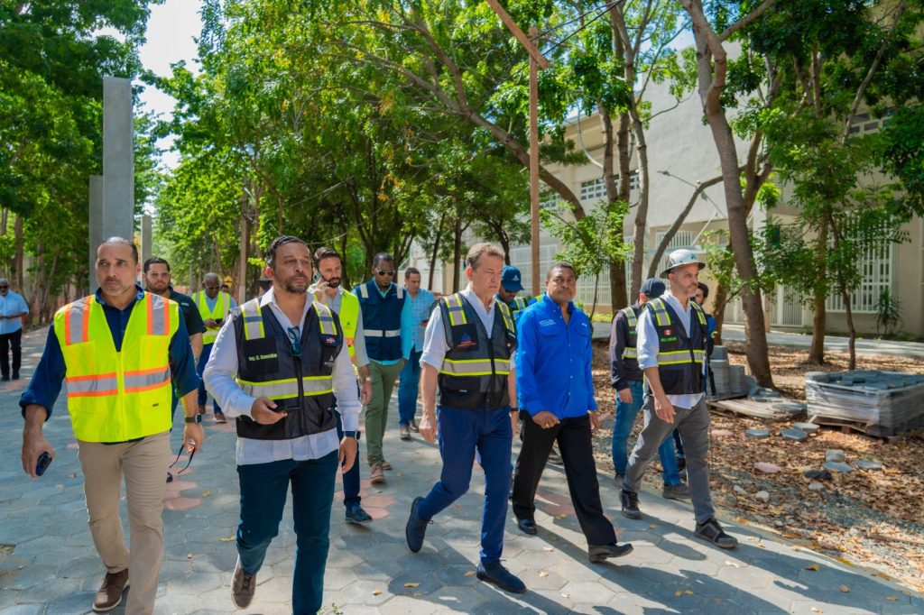 Un recorrido de supervisión por el Centro Olímpico Juan Pablo Duarte.
