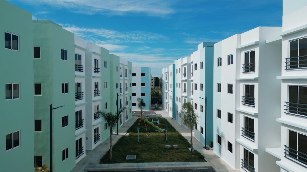 El Gobierno entregó 112 nuevos apartamentos que beneficiarán a más de 600 dominicanos.