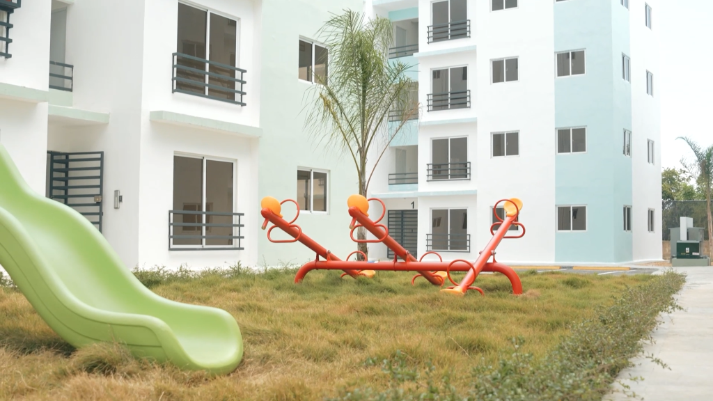 El Gobierno entregó 112 nuevos apartamentos que beneficiarán a más de 600 dominicanos.