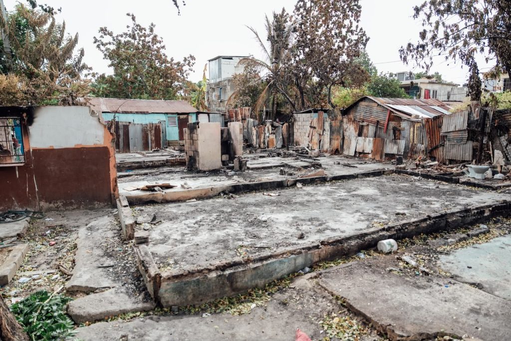 Familias que fueron afectadas por un voraz incendio en Barrio Nuevo de San Cristóbal.