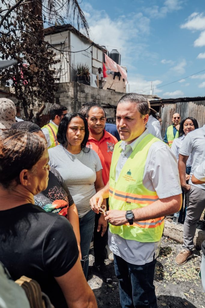 Familias que fueron afectadas por un voraz incendio en Barrio Nuevo de San Cristóbal.