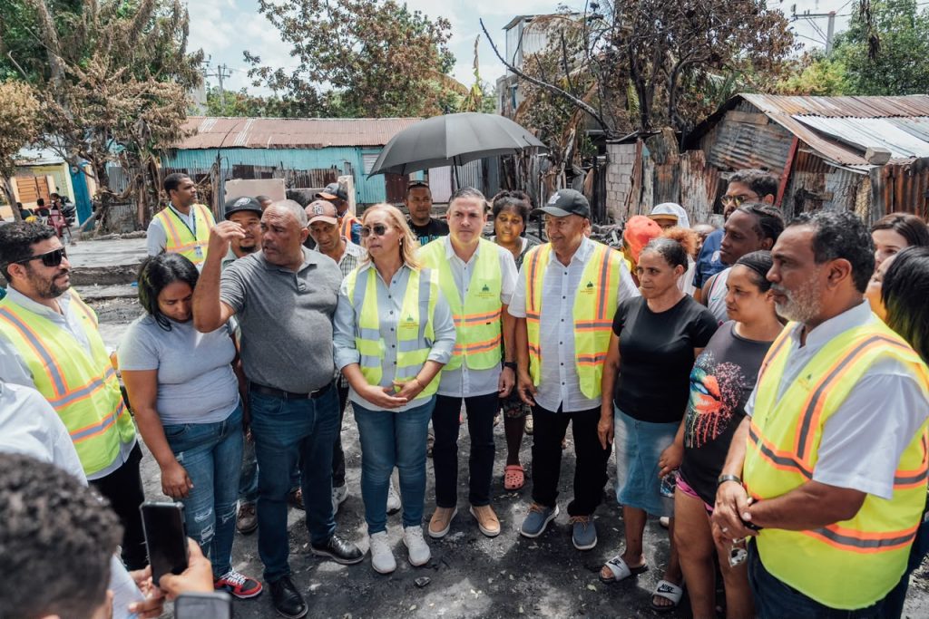 Familias que fueron afectadas por un voraz incendio en Barrio Nuevo de San Cristóbal.