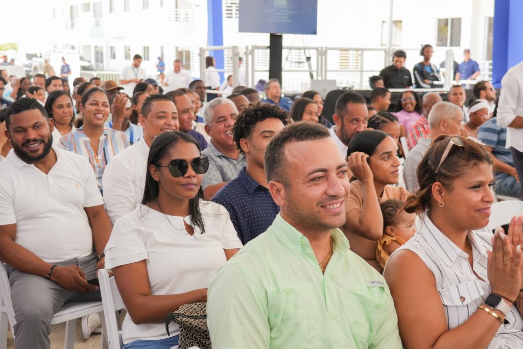 Familias Beneficiadas en Vista del Lago, en Neyba.