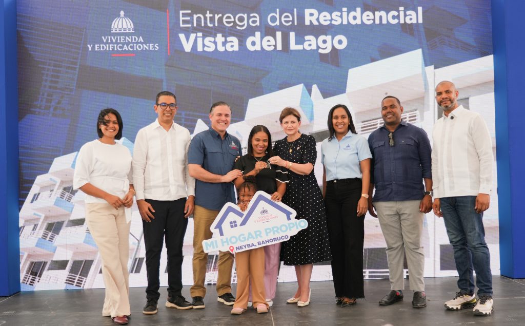 Familias Beneficiadas en Vista del Lago, en Neyba.