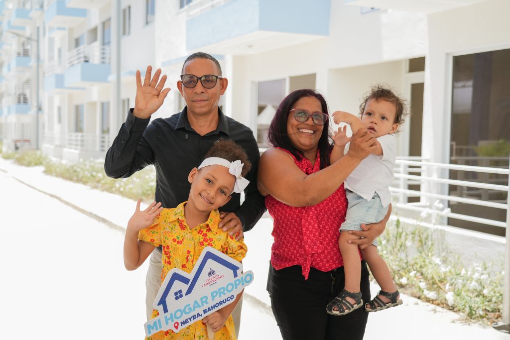 Familias Beneficiadas en Vista del Lago, en Neyba.