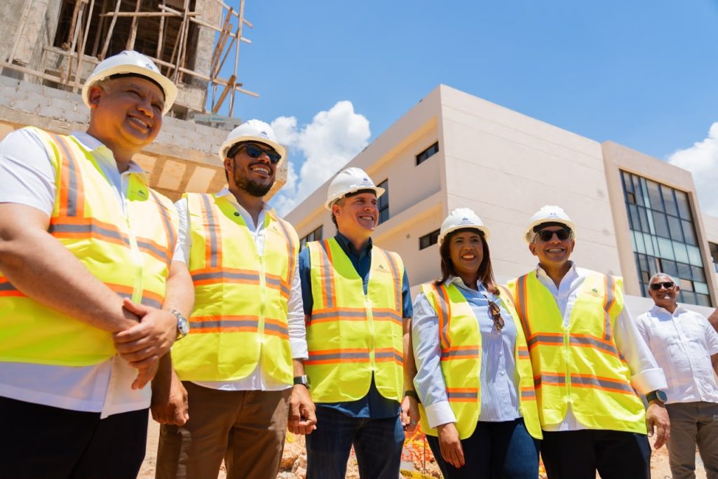 Ministro Jean Luis Rodríguez supervisa avances del Centro UASD Santo Domingo Este
