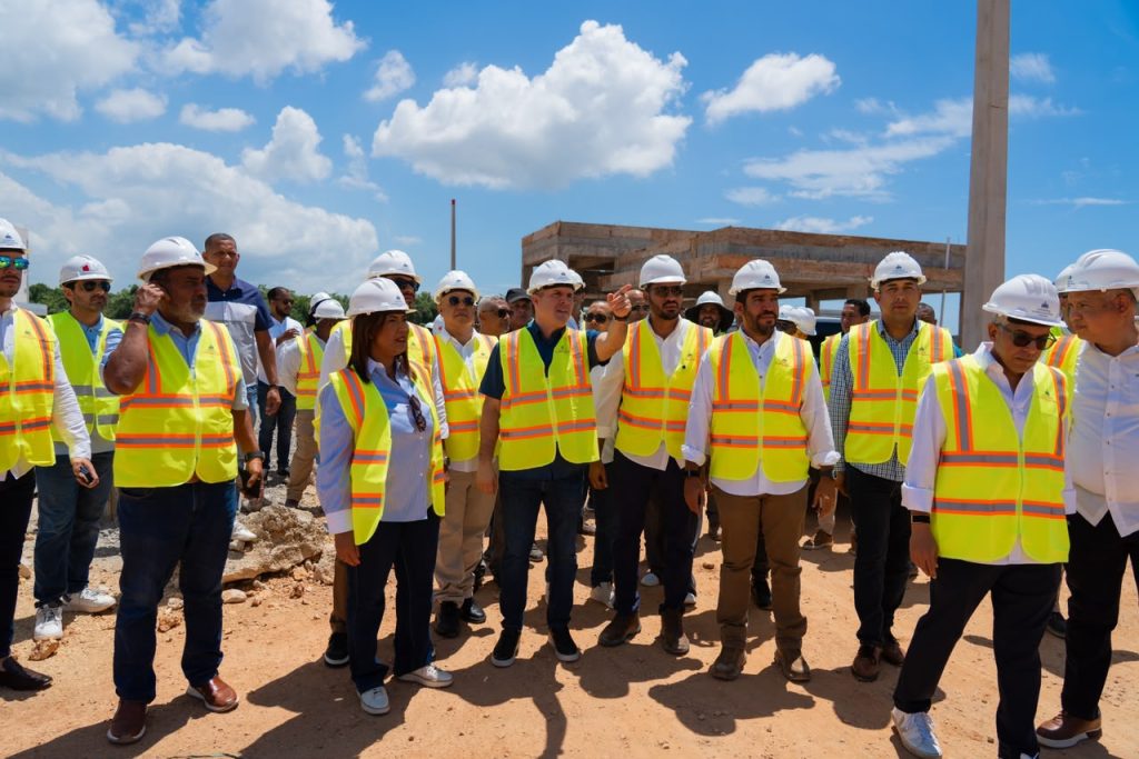 Ministro Jean Luis Rodríguez supervisa avances del Centro UASD Santo Domingo Este