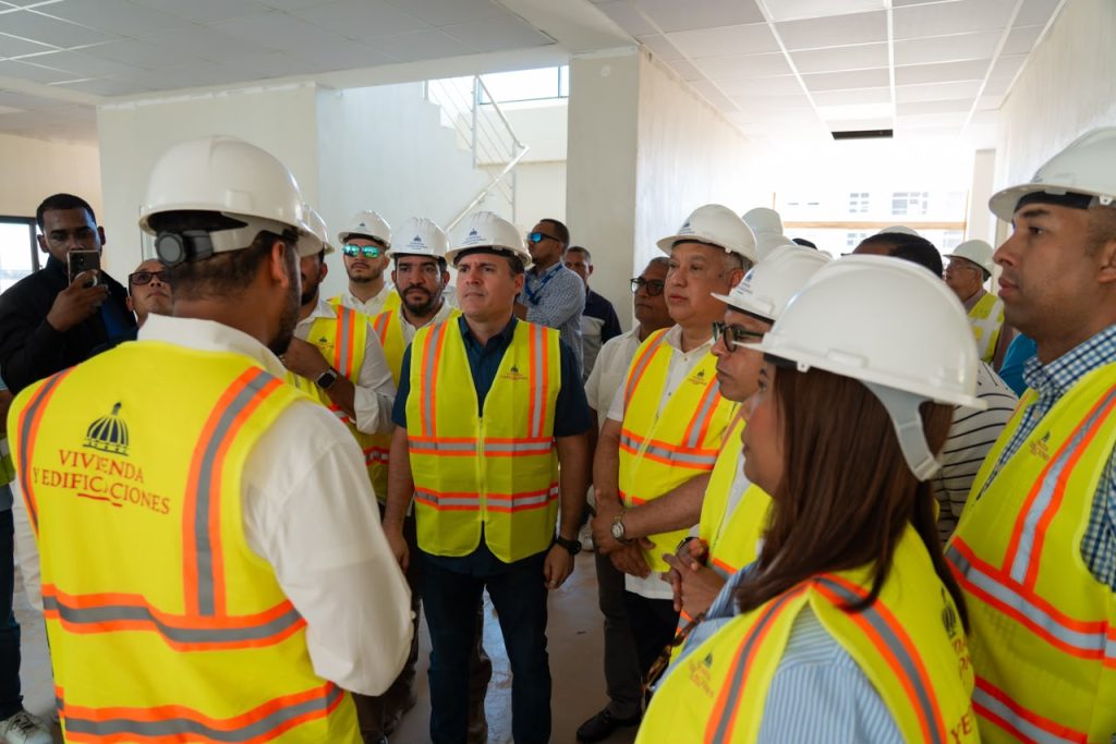 Ministro Jean Luis Rodríguez supervisa avances del Centro UASD Santo Domingo Este