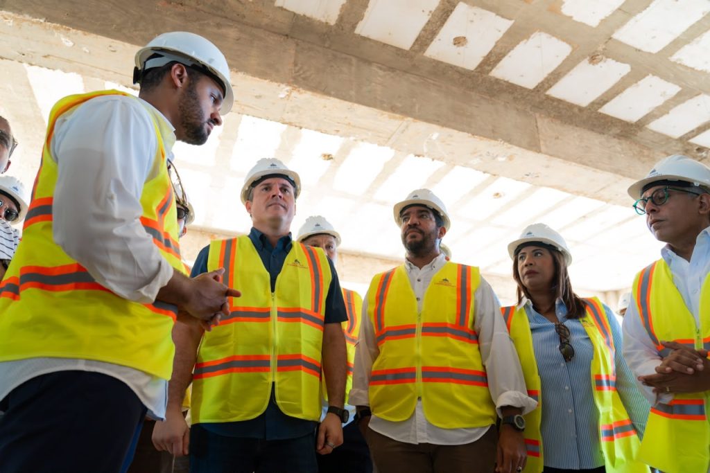 Ministro Jean Luis Rodríguez supervisa avances del Centro UASD Santo Domingo Este