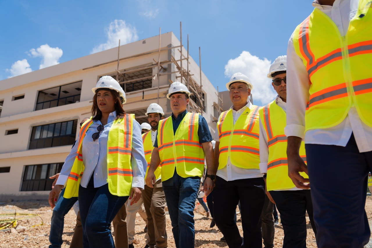 Ministro Jean Luis Rodríguez supervisa avances del Centro UASD Santo Domingo Este