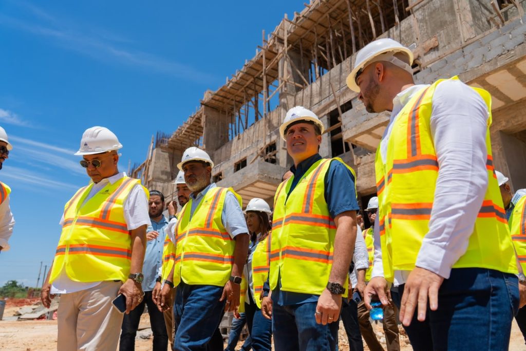 Ministro Jean Luis Rodríguez supervisa avances del Centro UASD Santo Domingo Este