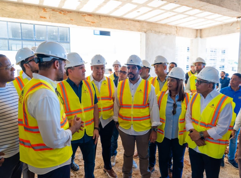 Ministro Jean Luis Rodríguez supervisa avances del Centro UASD Santo Domingo Este