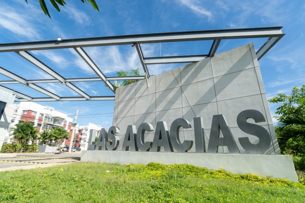 Entrega de 97 apartamentos del Residencial Las Acacias I en Santo Domingo Este.