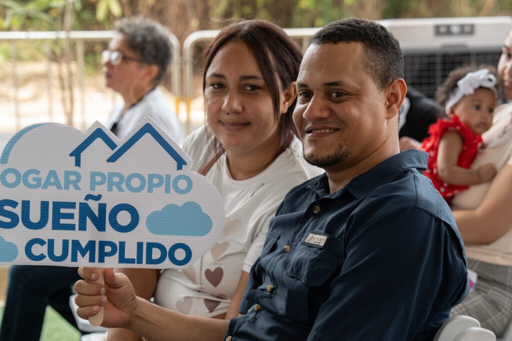 Entrega de 97 apartamentos del Residencial Las Acacias I en Santo Domingo Este.