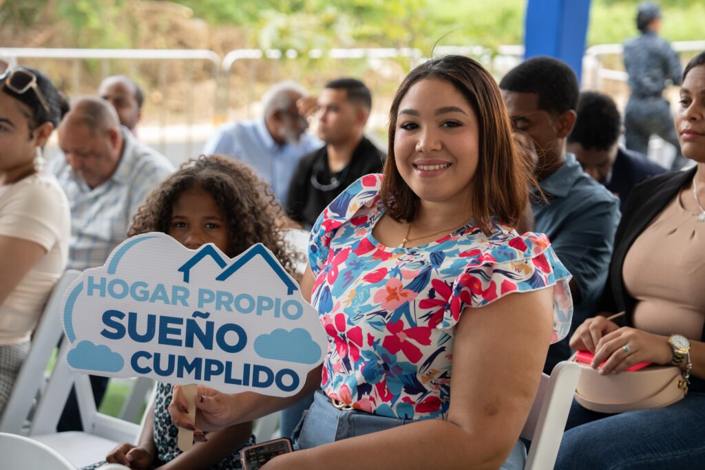 Entrega de 97 apartamentos del Residencial Las Acacias I en Santo Domingo Este.