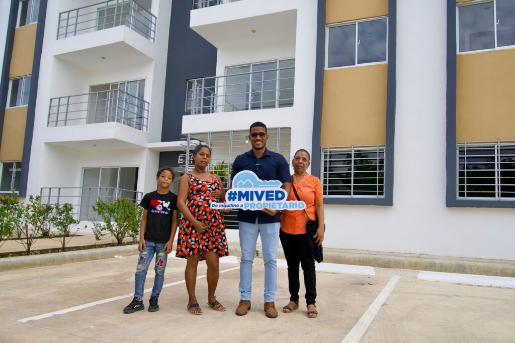 Entrega de 97 apartamentos del Residencial Las Acacias I en Santo Domingo Este.