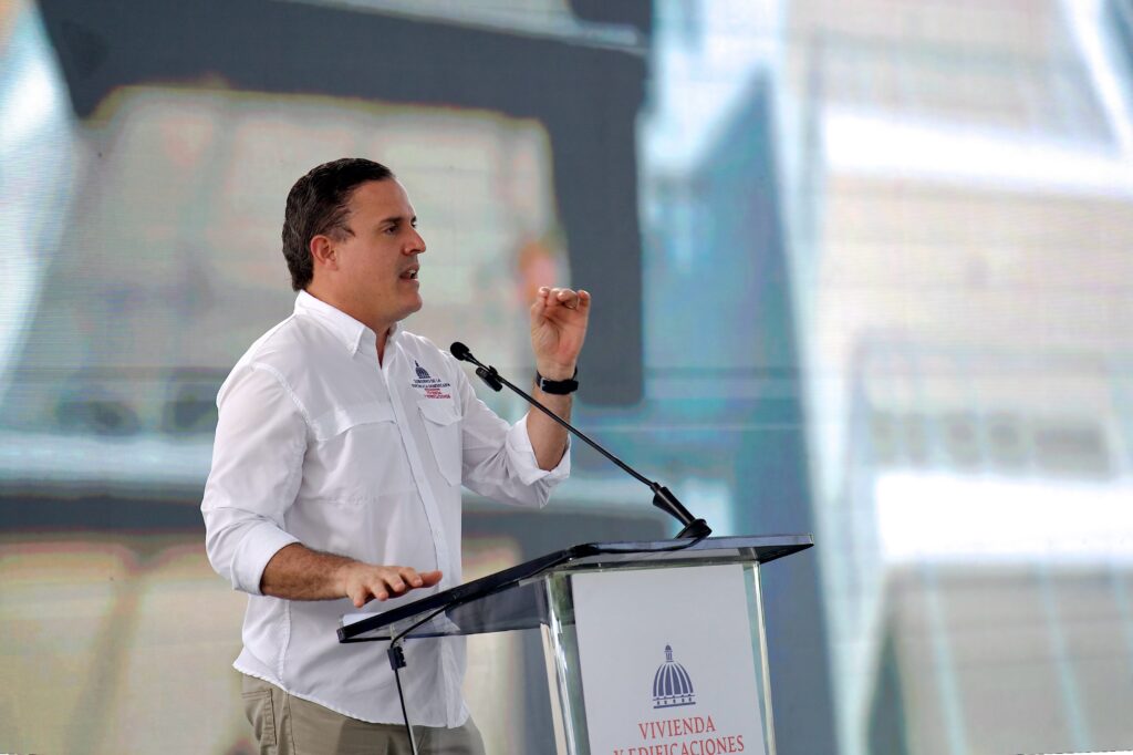 Entrega de 97 apartamentos del Residencial Las Acacias I en Santo Domingo Este.