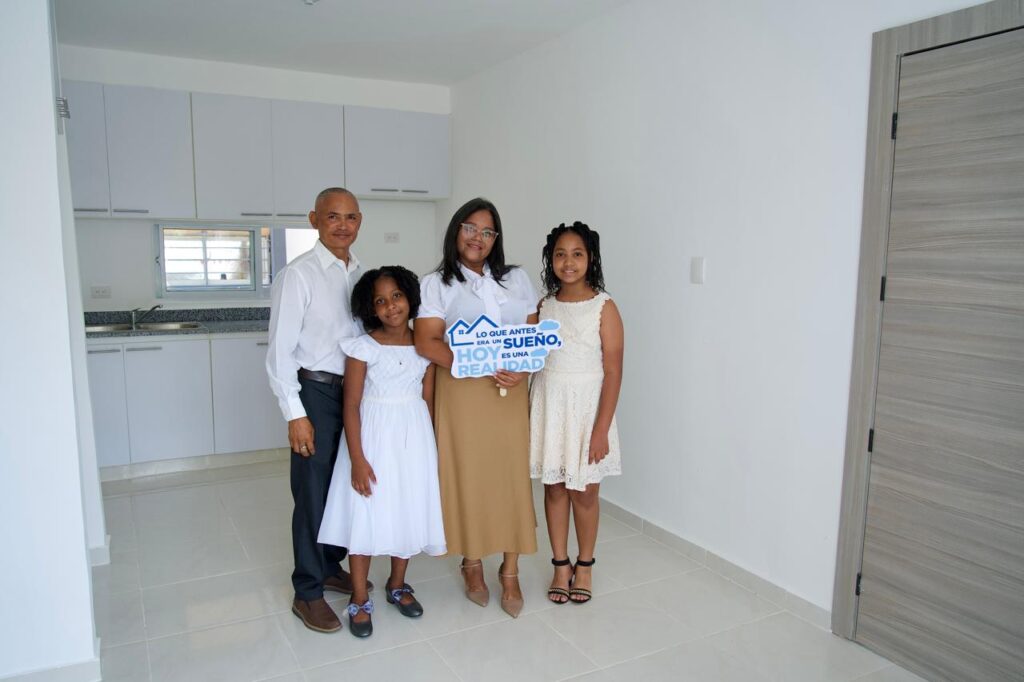 Entrega de 97 apartamentos del Residencial Las Acacias I en Santo Domingo Este.