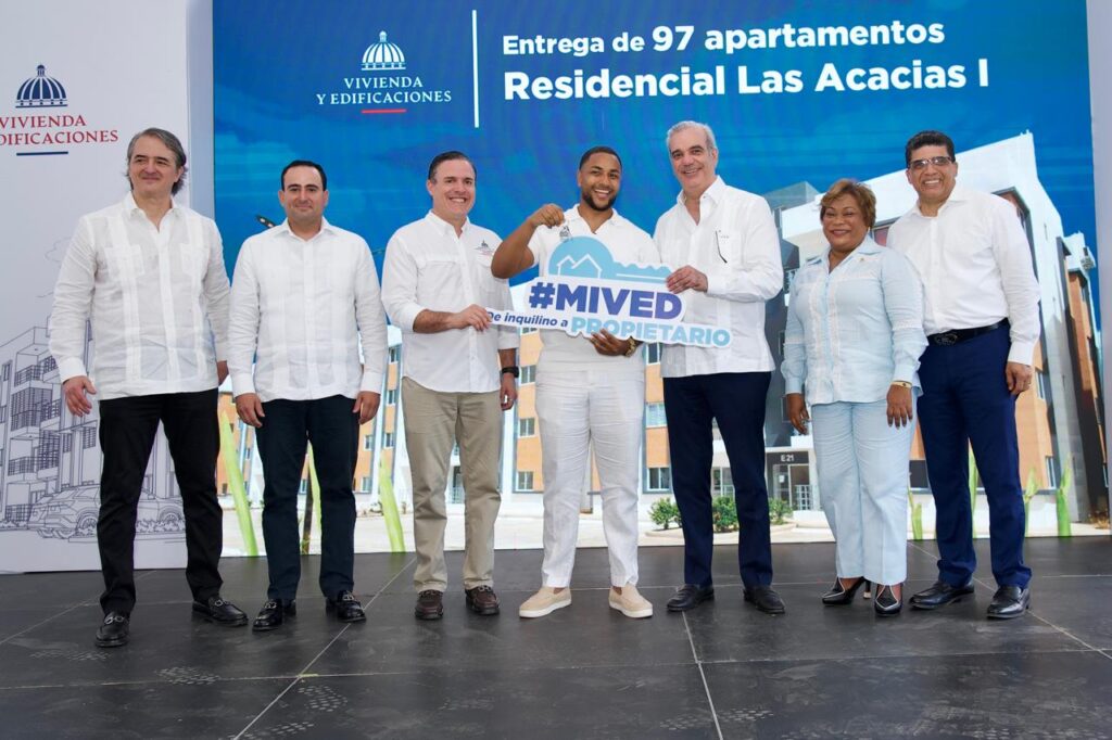 Entrega de 97 apartamentos del Residencial Las Acacias I en Santo Domingo Este.