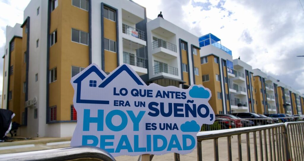Entrega de 97 apartamentos del Residencial Las Acacias I en Santo Domingo Este.