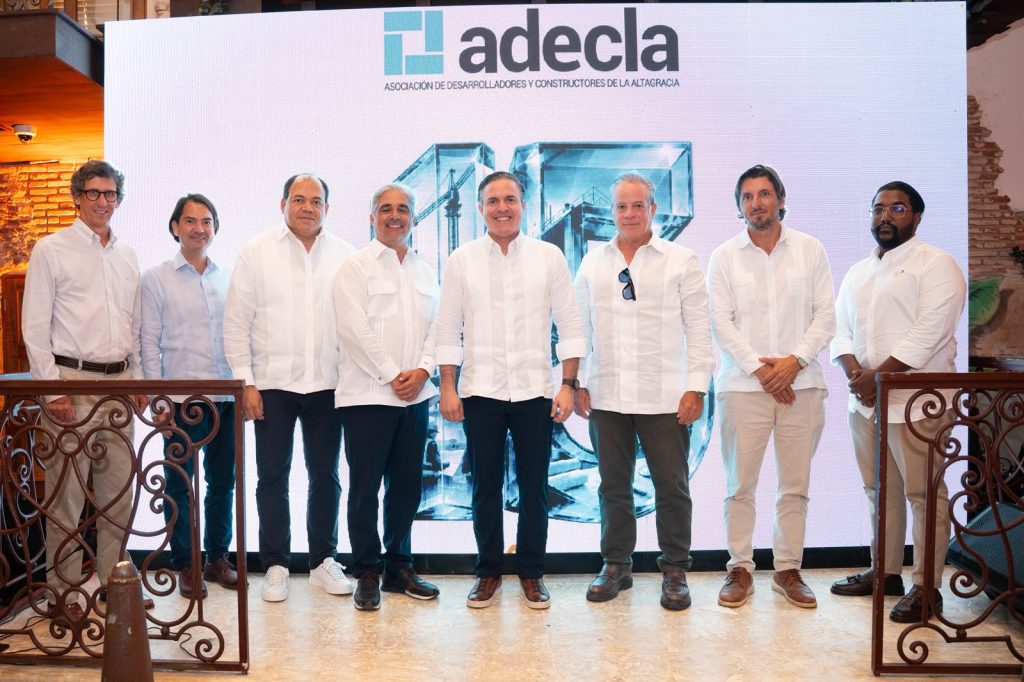 Jean Luis Rodríguez en el conversatorio ADECLA en Punta Cana.