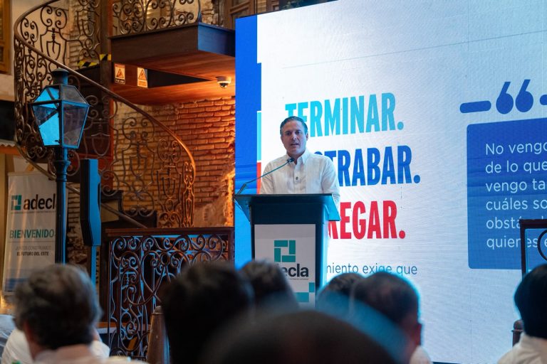 Jean Luis Rodríguez en el conversatorio ADECLA en Punta Cana.