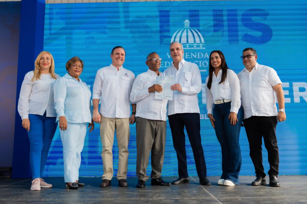Entrega de títulos de propiedad a beneficiarios de Santo Domingo Norte.