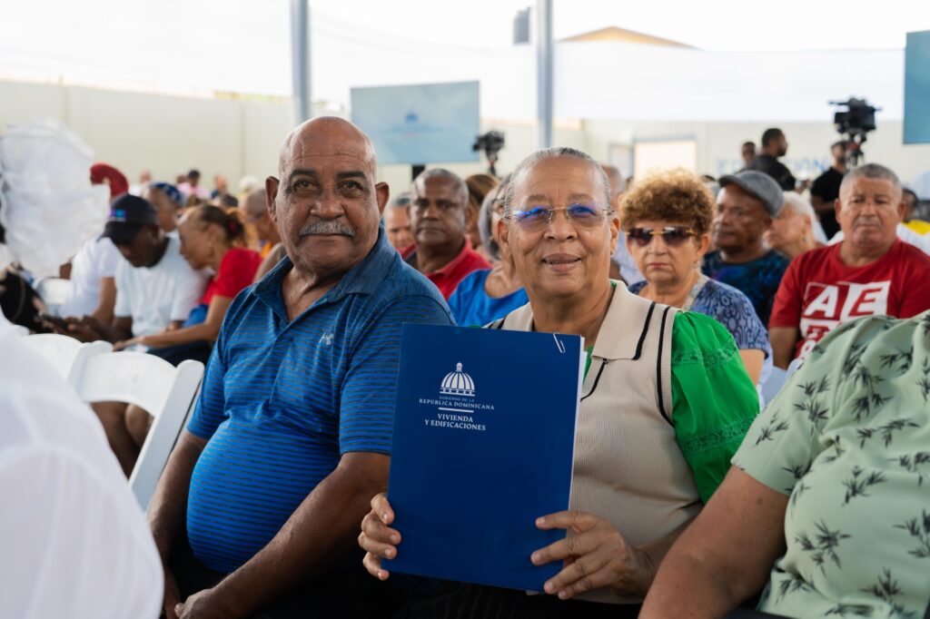 Entrega de títulos de propiedad a beneficiarios de Santo Domingo Norte.
