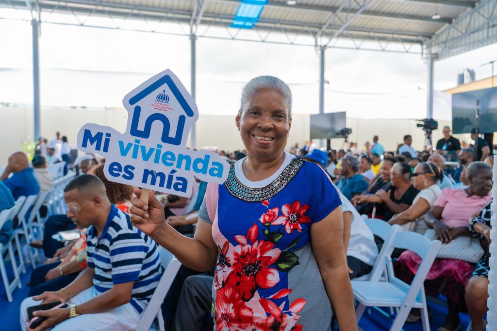 Entrega de títulos de propiedad a beneficiarios de Santo Domingo Norte.