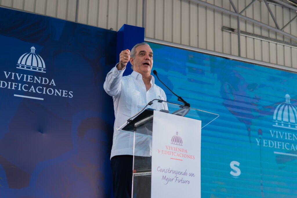 Entrega de títulos de propiedad a beneficiarios de Santo Domingo Norte.
