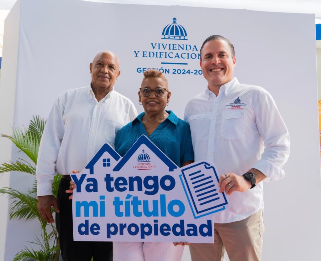 Entrega de títulos de propiedad a beneficiarios de Santo Domingo Norte.