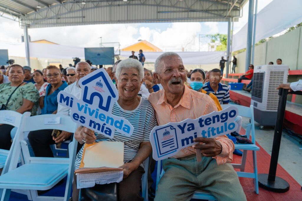 Entrega de títulos de propiedad a beneficiarios de Santo Domingo Norte.