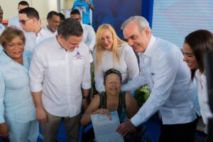 Entrega de títulos de propiedad a beneficiarios de Santo Domingo Norte.