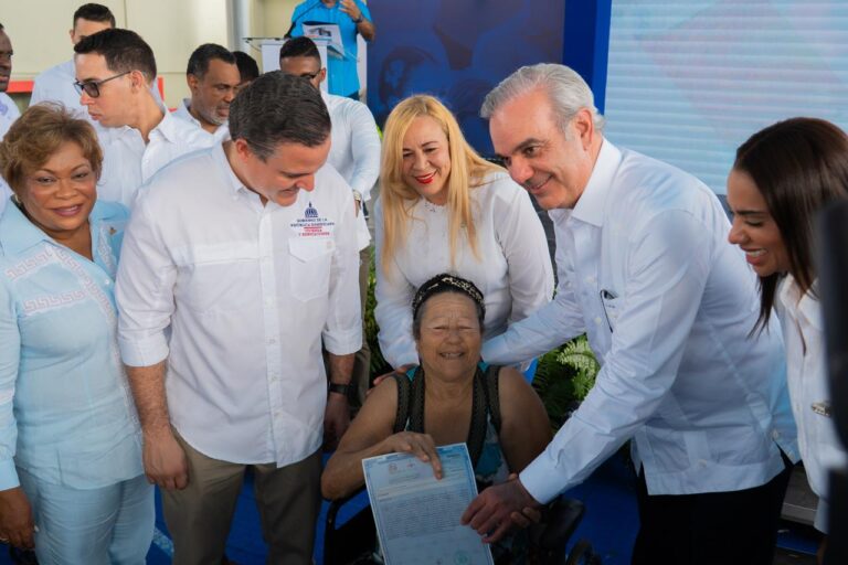 Entrega de títulos de propiedad a beneficiarios de Santo Domingo Norte.